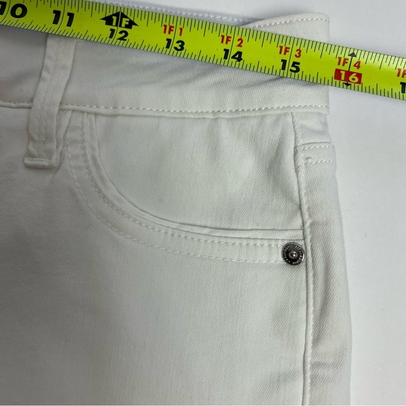 Liz Claiborne Women’s Sara Shorts Sz 6 White Pockets 2” Elastic Waistband - Picture 7 of 11